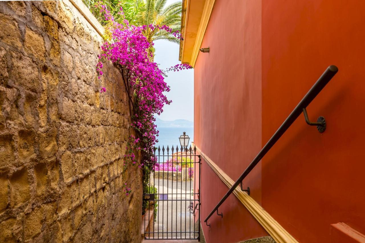 Villa Dolcevita With Parking By Napoliapartments Екстер'єр фото