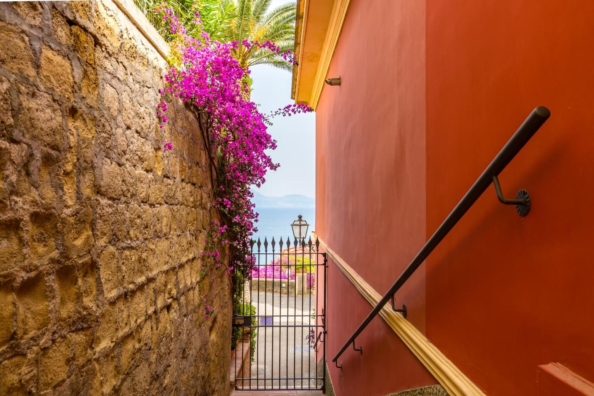 Villa Dolcevita With Parking By Napoliapartments Екстер'єр фото